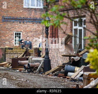 Great Budworth, UK. 11. April 2018. Schauspieler Rafe Spall mit Assistenten zwischen Warten dauert in der neuen BBC-Drama "Krieg der Welten" von HG Wells, Film Stockfoto