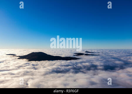 Dichter Nebel umgibt eine große Fläche in Westnorwegen. Kein Wind, Temperaturen knapp über Null C (32 F). Blick vom Gipfel des Mount Ulriken, Bergen, Norwegen abschleppen Stockfoto