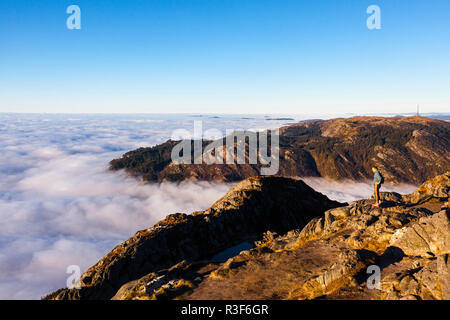 Dichter Nebel umgibt eine große Fläche in Westnorwegen. Kein Wind, Temperaturen knapp über Null C (32 F). Blick vom Gipfel des Mount Ulriken, Bergen, Norwegen abschleppen Stockfoto