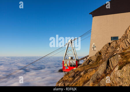 Dichter Nebel umgibt eine große Fläche in Westnorwegen. Kein Wind, Temperaturen knapp über Null C (32 F). Blick vom Gipfel des Mount Ulriken, Bergen, Norwegen abschleppen Stockfoto