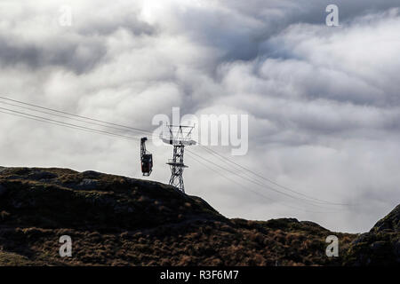 Dichter Nebel umgibt eine große Fläche in Westnorwegen. Kein Wind, Temperaturen knapp über Null C (32 F). Blick vom Gipfel des Mount Ulriken, Bergen, Norwegen. Ca Stockfoto