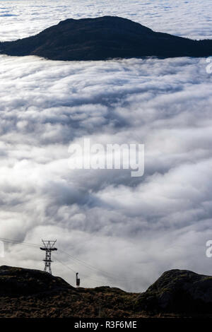 Dichter Nebel umgibt eine große Fläche in Westnorwegen. Kein Wind, Temperaturen knapp über Null C (32 F). Blick vom Gipfel des Mount Ulriken, Bergen, Norwegen abschleppen Stockfoto