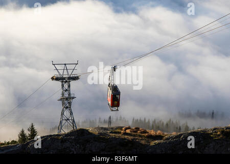 Dichter Nebel umgibt eine große Fläche in Westnorwegen. Kein Wind, Temperaturen knapp über Null C (32 F). Blick vom Gipfel des Mount Ulriken, Bergen, Norwegen. Ca Stockfoto