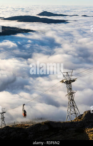 Dichter Nebel umgibt eine große Fläche in Westnorwegen. Kein Wind, Temperaturen knapp über Null C (32 F). Blick vom Gipfel des Mount Ulriken, Bergen, Norwegen abschleppen Stockfoto