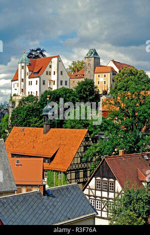 Fachwerkhäuser und die Burg Hohenstein Stockfoto