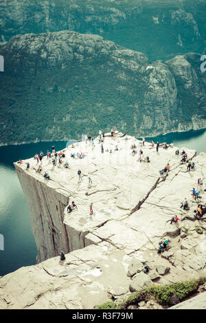 Preikestolen, preikestolen am Lysefjord (Norwegen). Eine berühmte Touristenattraktion Stockfoto