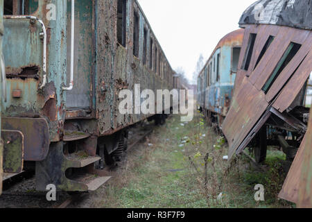 Alte zerstört Eisenbahnwaggons. Vergessen Bahnhof in Mitteleuropa. Jahreszeit der Herbst. Stockfoto