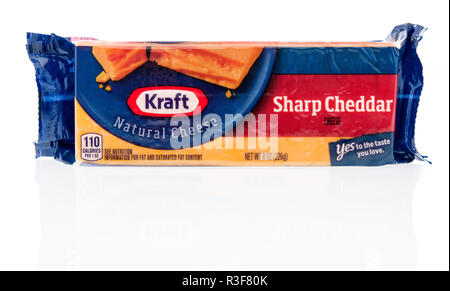 Winneconne, WI - 21. November 2018: ein Paket von Kraft sharp Cheddar Käse auf einem isolierten Hintergrund. Stockfoto