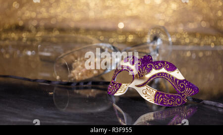 Karneval. Venezianische Maske auf goldenen bokeh Hintergrund, Reflexionen, Kopie Raum Stockfoto