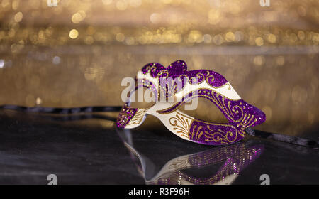 Karneval. Venezianische Maske auf goldenen bokeh Hintergrund, Reflexionen, Kopie Raum Stockfoto