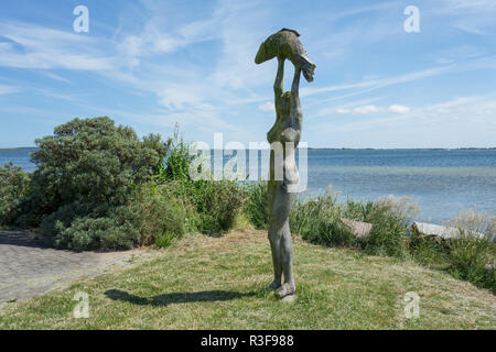 Deutschland, Hiddensee - 20. JUNI 2017: hölzerne Statue Am Hafen der Insel Hiddensee Stockfoto