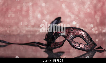 Karneval. Venezianische Maske mit Federn auf bokeh Hintergrund, Reflexionen, Kopie Raum Stockfoto