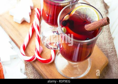 Lecker Glühwein mit Zimt, Zitrone, Kardamom ausgegossen über Gläser Stockfoto