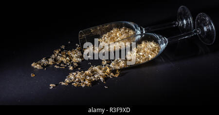 Zwei Crystal Champagne Gläser auf schwarzem Hintergrund, kopieren Raum Stockfoto