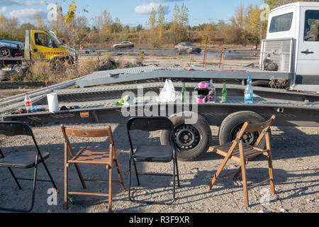 Warschau/Polen - Oktober 21, 2018: Broken Auto während laienhaften treiben Ereignis in Ursus, verlassenen Traktorenfabrik in Warschau Stadtrand Stockfoto