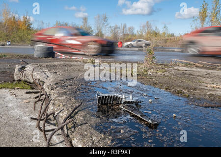 Warschau/Polen - Oktober 21, 2018: Broken Auto während laienhaften treiben Ereignis in Ursus, verlassenen Traktorenfabrik in Warschau Stadtrand Stockfoto