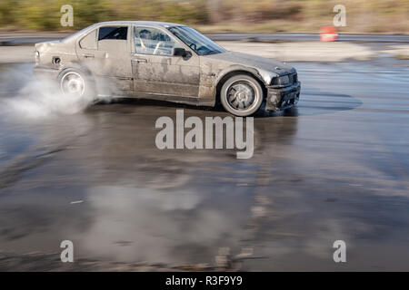 Warschau/Polen - Oktober 21, 2018: driften Auto während laienhaften treiben Ereignis in Ursus, verlassenen Traktorenfabrik in Warschau Stadtrand Stockfoto