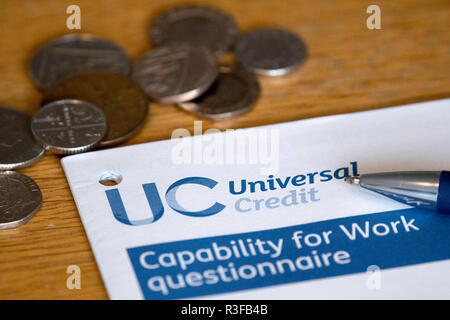 Ein Bild zeigt eine universelle Credit für Arbeit Fragebogen von einer Person von der Arbeit mit langfristigen Krankheit gefüllt wird. UK. 18.November. Stockfoto