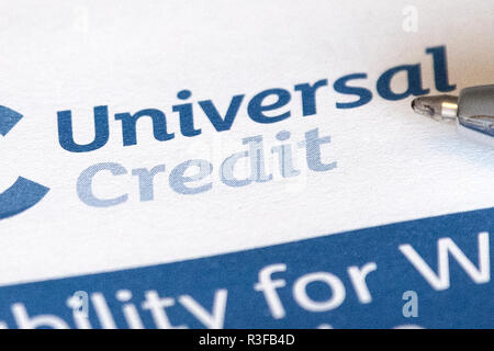 Ein Bild zeigt eine universelle Credit für Arbeit Fragebogen von einer Person von der Arbeit mit langfristigen Krankheit gefüllt wird. UK. 18.November. Stockfoto