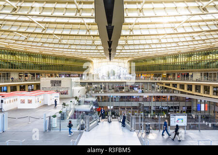 Allgemeine Ansicht der Terrasse des Forum des Halles Underground Shopping Mall im Zentrum von Paris, von einem großen Glas und Stahl Vordach abgedeckt. Stockfoto