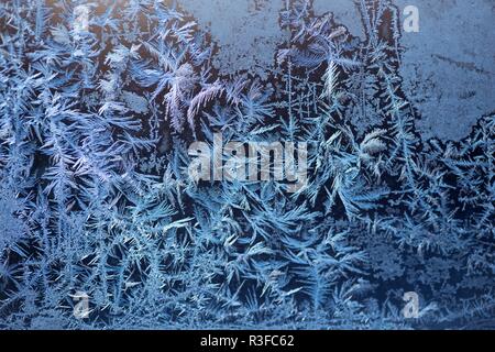 Hintergrund aus Winter gefrorenen Fenster Glas Stockfoto