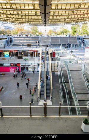 Terrasse des Forum des Halles Underground Shopping Mall im Zentrum von Paris, Frankreich, von einem großen Glas und Stahl Vordach abgedeckt. Stockfoto
