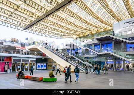 Terrasse des Forum des Halles Underground Shopping Mall im Zentrum von Paris, Frankreich, von einem großen Glas und Stahl Vordach abgedeckt. Stockfoto