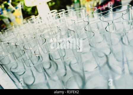 Viele Glas Gläser bereit Getränke an einer Partei zu dienen. Stockfoto