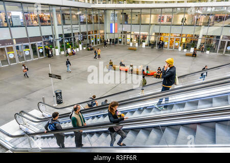 Terrasse und Fahrtreppen des Forum des Halles Underground Shopping Mall im Zentrum von Paris, Frankreich. Stockfoto