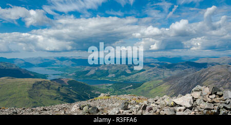 Gipfel und Grat Ansichten von Glencoe nach Westen an einem Sommertag mit blauem Himmel und flauschige Wolken