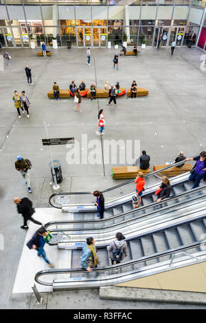 Terrasse und Fahrtreppen des Forum des Halles Underground Shopping Mall im Zentrum von Paris, Frankreich. Stockfoto