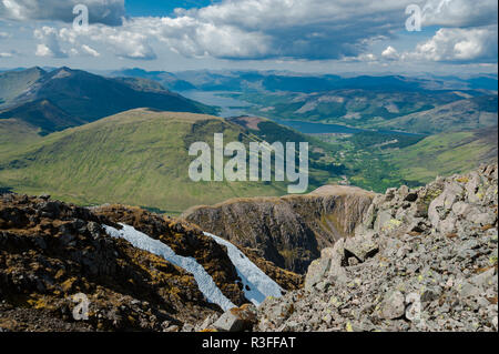 Gipfel und Grat Ansichten von Glencoe nach Westen an einem Sommertag mit blauem Himmel und flauschige Wolken Stockfoto