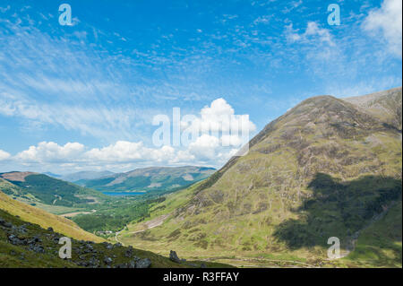Gipfel und Grat Ansichten von Glencoe nach Westen an einem Sommertag mit blauem Himmel und flauschige Wolken Stockfoto