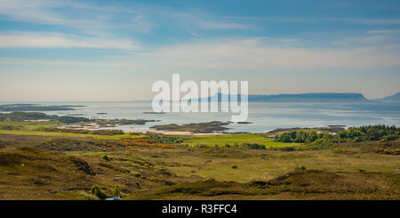 Blick auf die Insel Skye und Innere Hebriden von Arisaig, Schottland im Sommer Stockfoto