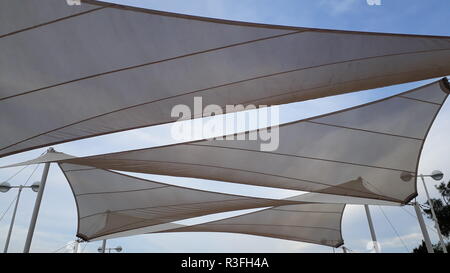 Stoffen, die Sonne und Schatten, mit dreieckigen Formen Stockfoto