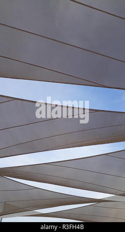 Stoffen, die Sonne und Schatten, mit dreieckigen Formen Stockfoto
