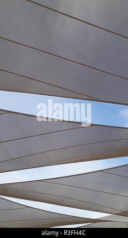 Stoffen, die Sonne und Schatten, mit dreieckigen Formen Stockfoto