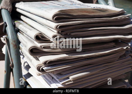 Stapel Zeitungen auf eine Zeitung trauen - close-up Stockfoto