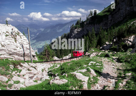 Eine rote Seilbahn, die den Berg hinauf Richtung Pilatus Kulm, Kriens, Luzern, Schweiz fährt Stockfoto