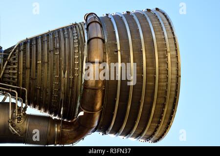 Profil, das in der Nähe einer großen leistungsfähigen Flüssigtreibstoff F-1 Trägerrakete Saturn V Platz für den Zusammenbau des Motors Stockfoto