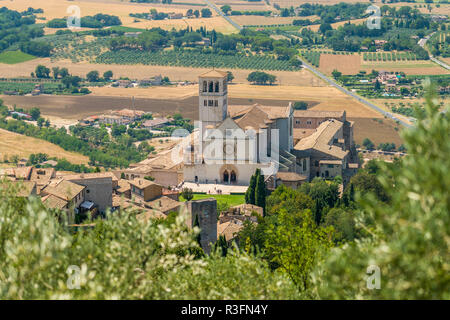 Panoramablick von der Rocca Maggiore, mit dem Heiligen Franziskus Basilika. Assisi, Umbrien, Italien. Stockfoto