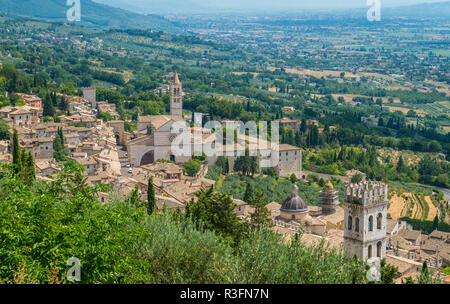 Panoramablick in Assisi mit der Basilika Santa Chiara. Umbrien, Italien. Stockfoto