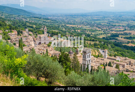 Panoramablick in Assisi mit der Basilika Santa Chiara. Umbrien, Italien. Stockfoto