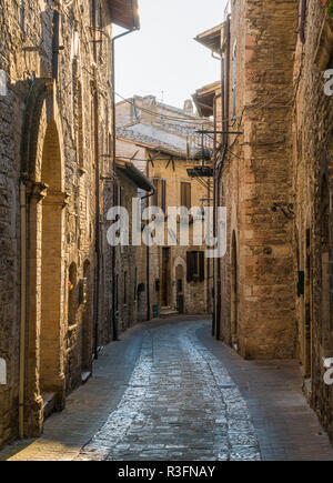 Eine ruhige Straße in den späten Nachmittag in Assisi. Umbrien, Italien. Stockfoto
