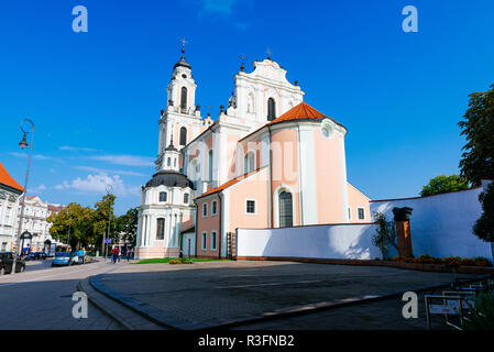 Kirche St. Katharina, Zweitürmigen Kirche aus dem 18. Jahrhundert, reich mit Barock und Rokoko detail, war einst Teil eines Benediktinerklosters. Vilnius, Vil Stockfoto