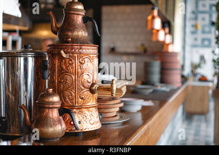 Türkische Kupfer Teekanne. Trinken traditionellen türkischen Tee mit Wasserkocher im Cafe Stockfoto