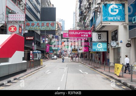 KOWLOON, HONG KONG - 21. APRIL 2017: Neons im Sai Yeung Choi Street Mong Kok in Kowloon, Hong Kong. Stockfoto