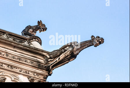 Zwei Wasserspeier aus Angst, an der Spitze des Bitlmore Haus in Asheville, NC, USA Stockfoto