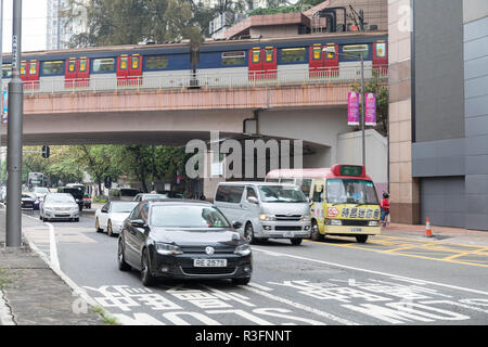 KOWLOON, HONG KONG - 21. APRIL 2017: Morgen Verkehr am Prince Edward Road in Kowloon, Hong Kong. Stockfoto