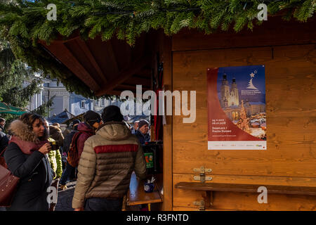 Brixen, Italien - Dezember 03 Touristen Drink in einer Bar auf dem Weihnachtsmarkt am 3. Dezember 2017 in Brixen, Italien. Stockfoto